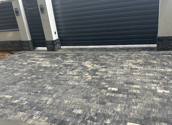 Укладка тротуарной плитки под ключ: этапы, сроки и реальная стоимость